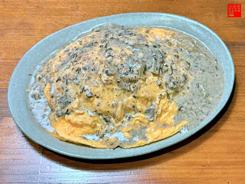 高雄市鼓山區高雄美食 / 蝸居咖啡：高雄第一間「神還原」日本正統蛋包飯！一刀劃下享受滑嫩與蛋香的絕妙口感