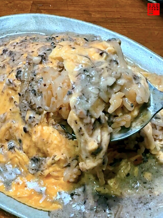 高雄市鼓山區高雄美食 / 蝸居咖啡：高雄第一間「神還原」日本正統蛋包飯！一刀劃下享受滑嫩與蛋香的絕妙口感