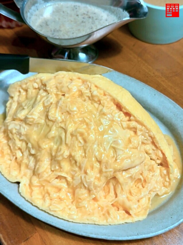 高雄市鼓山區高雄美食 / 蝸居咖啡：高雄第一間「神還原」日本正統蛋包飯！一刀劃下享受滑嫩與蛋香的絕妙口感