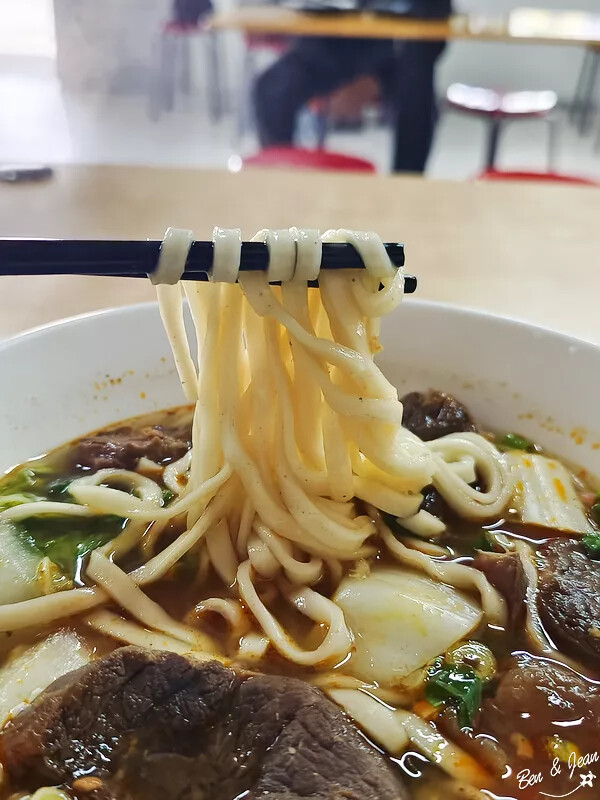 宜蘭縣三星鄉宜蘭三星鄉》阿鳳牛肉麵 價位平實CP值高,順遊幸福候車亭泡免費溫泉足湯