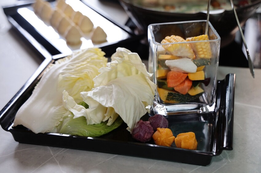 台北市信義區象山站 | 無老鍋信義店 全新複合式店型「鴛鴦鍋配手搖茶飲」8秒涮和牛 獨家甜點白糖粿 道道精彩