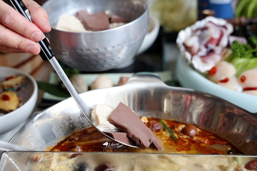 台北市信義區象山站 | 無老鍋信義店 全新複合式店型「鴛鴦鍋配手搖茶飲」8秒涮和牛 獨家甜點白糖粿 道道精彩