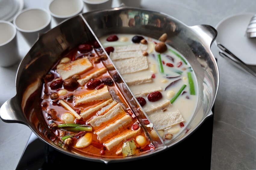 台北市信義區象山站 | 無老鍋信義店 全新複合式店型「鴛鴦鍋配手搖茶飲」8秒涮和牛 獨家甜點白糖粿 道道精彩