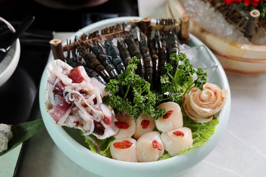 台北市信義區象山站 | 無老鍋信義店 全新複合式店型「鴛鴦鍋配手搖茶飲」8秒涮和牛 獨家甜點白糖粿 道道精彩