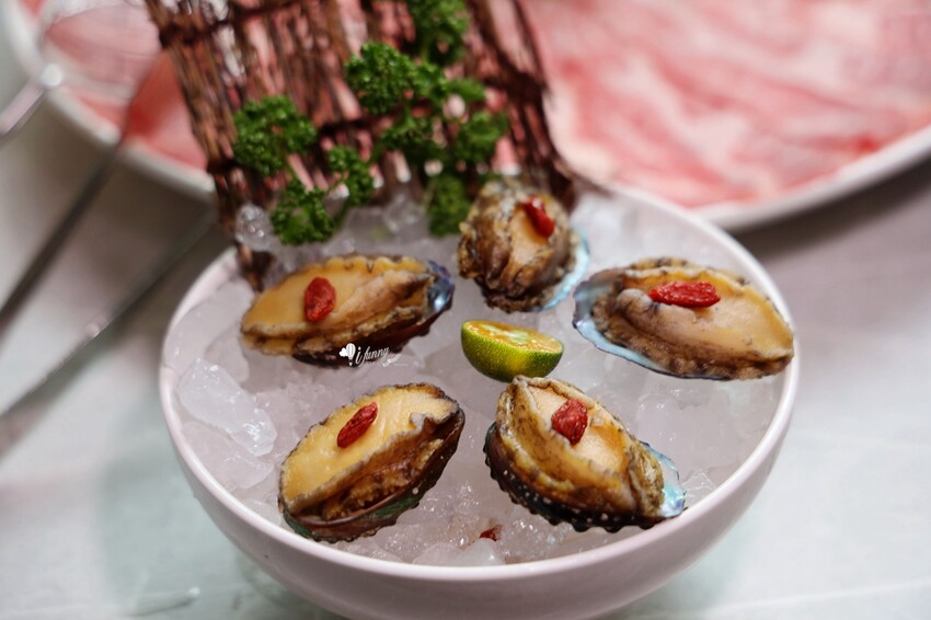 台北市信義區象山站 | 無老鍋信義店 全新複合式店型「鴛鴦鍋配手搖茶飲」8秒涮和牛 獨家甜點白糖粿 道道精彩