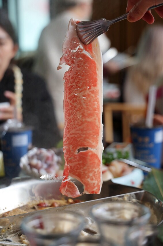 台北市信義區象山站 | 無老鍋信義店 全新複合式店型「鴛鴦鍋配手搖茶飲」8秒涮和牛 獨家甜點白糖粿 道道精彩