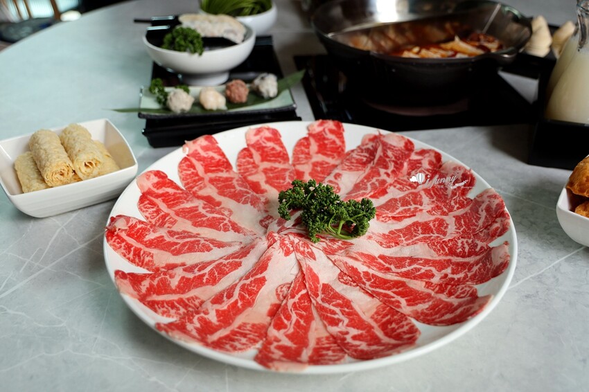 台北市信義區象山站 | 無老鍋信義店 全新複合式店型「鴛鴦鍋配手搖茶飲」8秒涮和牛 獨家甜點白糖粿 道道精彩