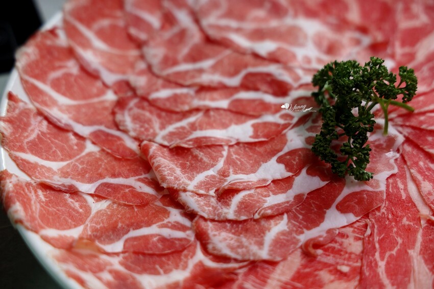 台北市信義區象山站 | 無老鍋信義店 全新複合式店型「鴛鴦鍋配手搖茶飲」8秒涮和牛 獨家甜點白糖粿 道道精彩