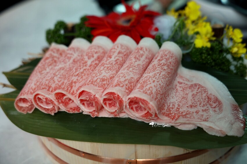 台北市信義區象山站 | 無老鍋信義店 全新複合式店型「鴛鴦鍋配手搖茶飲」8秒涮和牛 獨家甜點白糖粿 道道精彩