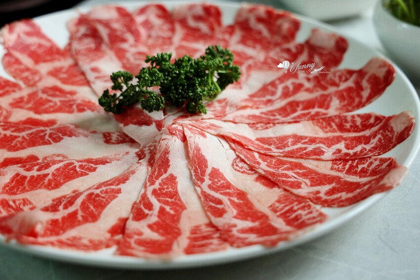 台北市信義區象山站 | 無老鍋信義店 全新複合式店型「鴛鴦鍋配手搖茶飲」8秒涮和牛 獨家甜點白糖粿 道道精彩