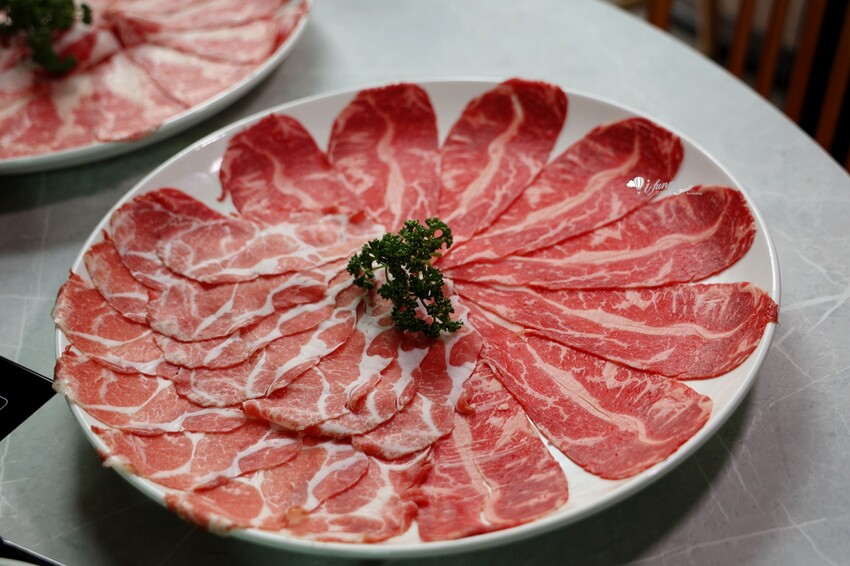 台北市信義區象山站 | 無老鍋信義店 全新複合式店型「鴛鴦鍋配手搖茶飲」8秒涮和牛 獨家甜點白糖粿 道道精彩