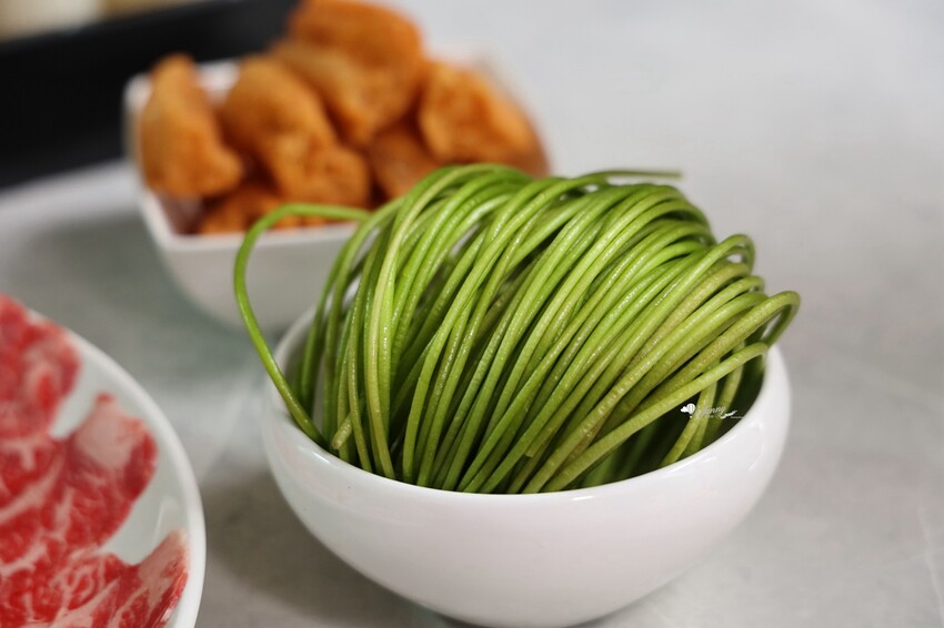 台北市信義區象山站 | 無老鍋信義店 全新複合式店型「鴛鴦鍋配手搖茶飲」8秒涮和牛 獨家甜點白糖粿 道道精彩