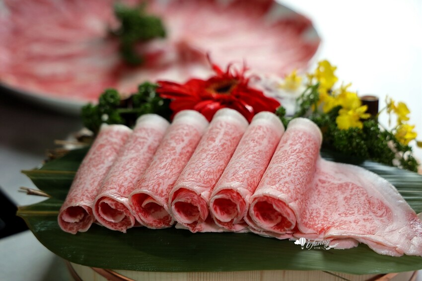 台北市信義區象山站 | 無老鍋信義店 全新複合式店型「鴛鴦鍋配手搖茶飲」8秒涮和牛 獨家甜點白糖粿 道道精彩