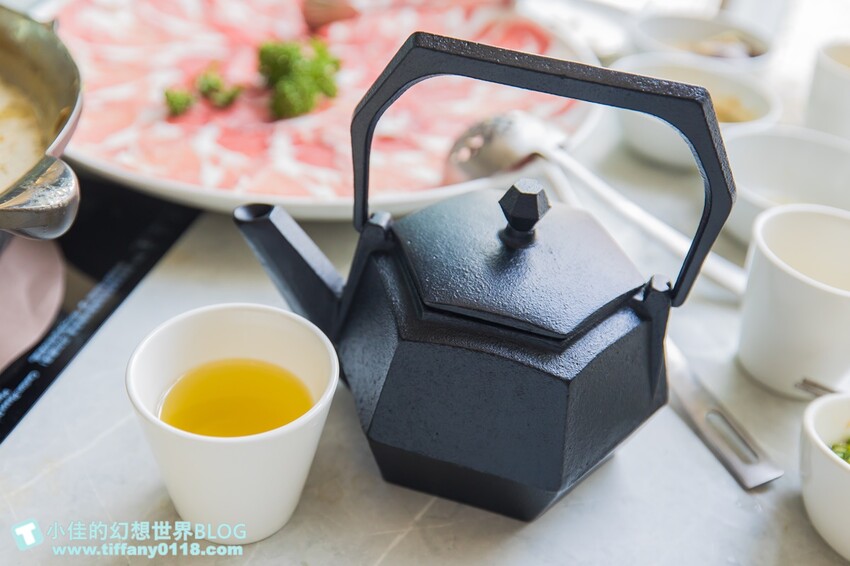 台北市信義區無老鍋信義店/獨創冰淇淋豆腐鍋湯頭一絕/8秒涮和牛入口即化/吃鍋還有手搖飲超狂/台北火鍋推薦