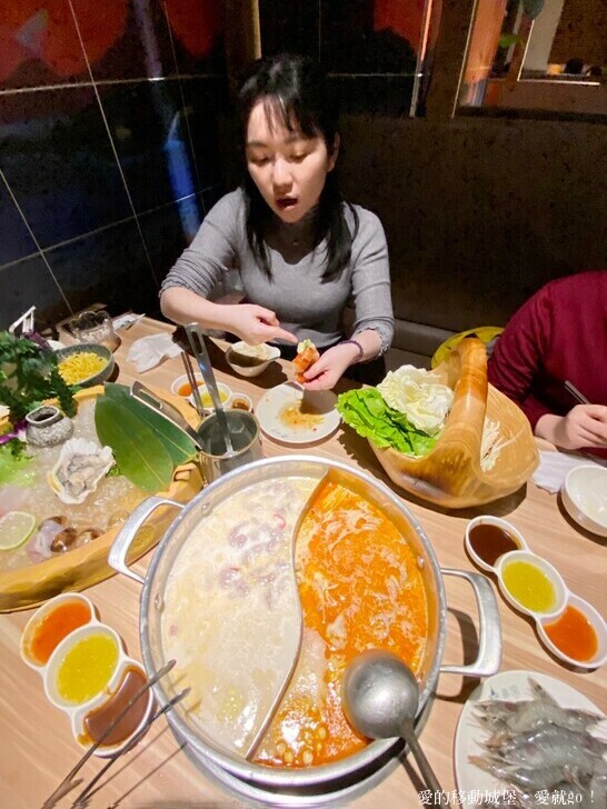 【泰滾Rolling Thai泰式火鍋推薦】充滿熱帶風情叢林裝潢一秒到泰國 南洋風味招牌冬蔭功鍋 當月壽星幾歲就送幾隻蝦 高CP值 消夜、約會、慶生、聚餐的好地方 ，愛就GO !