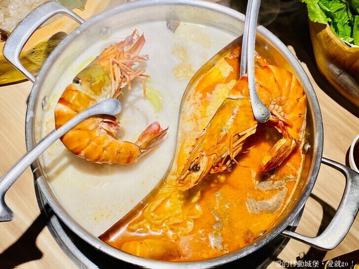 【泰滾Rolling Thai泰式火鍋推薦】充滿熱帶風情叢林裝潢一秒到泰國 南洋風味招牌冬蔭功鍋 當月壽星幾歲就送幾隻蝦 高CP值 消夜、約會、慶生、聚餐的好地方 ，愛就GO !