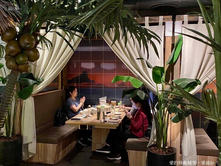 【泰滾Rolling Thai泰式火鍋推薦】充滿熱帶風情叢林裝潢一秒到泰國 南洋風味招牌冬蔭功鍋 當月壽星幾歲就送幾隻蝦 高CP值 消夜、約會、慶生、聚餐的好地方 ，愛就GO !