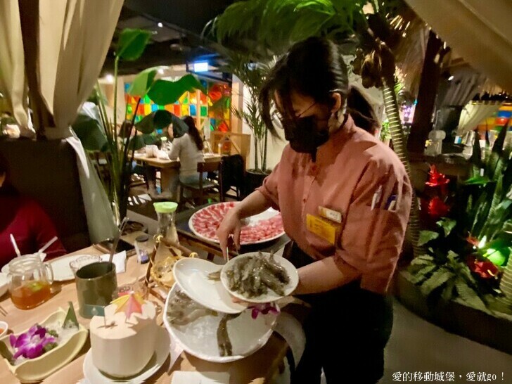 【泰滾Rolling Thai泰式火鍋推薦】充滿熱帶風情叢林裝潢一秒到泰國 南洋風味招牌冬蔭功鍋 當月壽星幾歲就送幾隻蝦 高CP值 消夜、約會、慶生、聚餐的好地方 ，愛就GO !