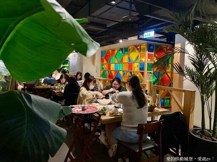 【泰滾Rolling Thai泰式火鍋推薦】充滿熱帶風情叢林裝潢一秒到泰國 南洋風味招牌冬蔭功鍋 當月壽星幾歲就送幾隻蝦 高CP值 消夜、約會、慶生、聚餐的好地方 ，愛就GO !