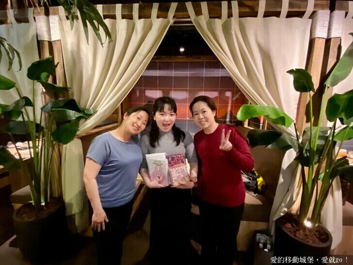 【泰滾Rolling Thai泰式火鍋推薦】充滿熱帶風情叢林裝潢一秒到泰國 南洋風味招牌冬蔭功鍋 當月壽星幾歲就送幾隻蝦 高CP值 消夜、約會、慶生、聚餐的好地方 ，愛就GO !