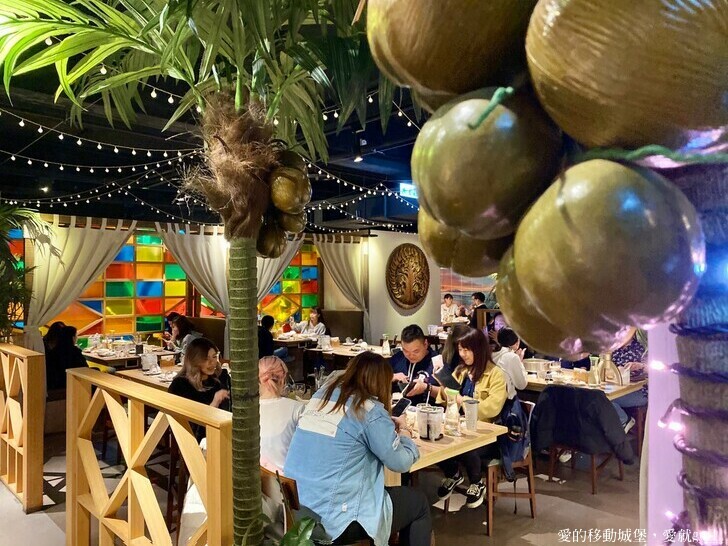【泰滾Rolling Thai泰式火鍋推薦】充滿熱帶風情叢林裝潢一秒到泰國 南洋風味招牌冬蔭功鍋 當月壽星幾歲就送幾隻蝦 高CP值 消夜、約會、慶生、聚餐的好地方 ，愛就GO !