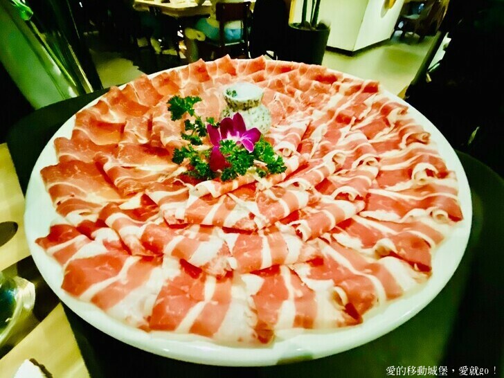 【泰滾Rolling Thai泰式火鍋推薦】充滿熱帶風情叢林裝潢一秒到泰國 南洋風味招牌冬蔭功鍋 當月壽星幾歲就送幾隻蝦 高CP值 消夜、約會、慶生、聚餐的好地方 ，愛就GO !