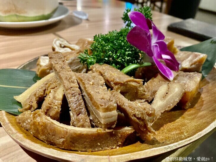 【泰滾Rolling Thai泰式火鍋推薦】充滿熱帶風情叢林裝潢一秒到泰國 南洋風味招牌冬蔭功鍋 當月壽星幾歲就送幾隻蝦 高CP值 消夜、約會、慶生、聚餐的好地方 ，愛就GO !