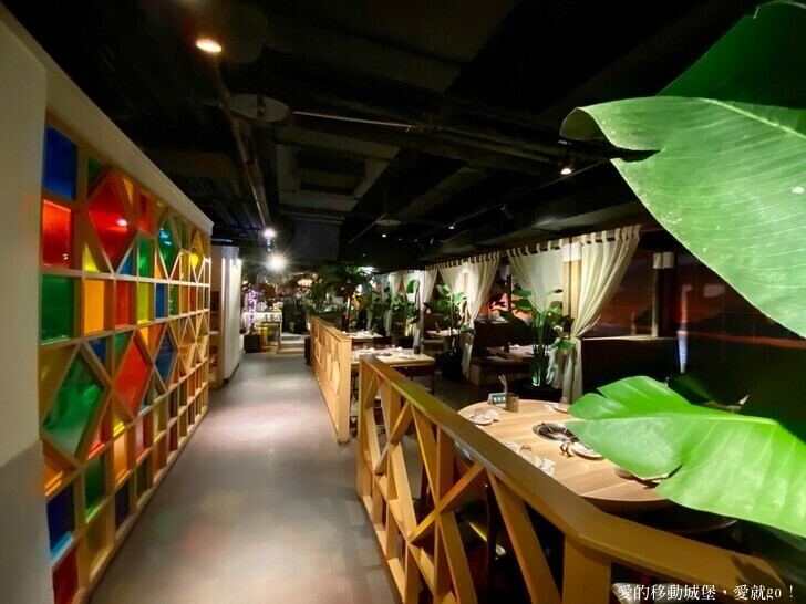 【泰滾Rolling Thai泰式火鍋推薦】充滿熱帶風情叢林裝潢一秒到泰國 南洋風味招牌冬蔭功鍋 當月壽星幾歲就送幾隻蝦 高CP值 消夜、約會、慶生、聚餐的好地方 ，愛就GO !