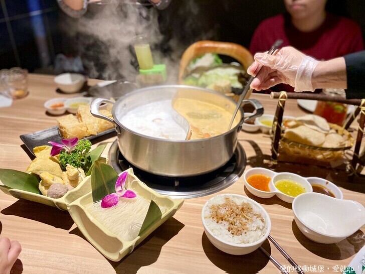 【泰滾Rolling Thai泰式火鍋推薦】充滿熱帶風情叢林裝潢一秒到泰國 南洋風味招牌冬蔭功鍋 當月壽星幾歲就送幾隻蝦 高CP值 消夜、約會、慶生、聚餐的好地方 ，愛就GO !