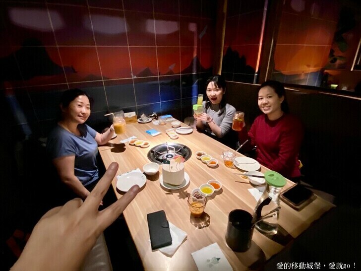 【泰滾Rolling Thai泰式火鍋推薦】充滿熱帶風情叢林裝潢一秒到泰國 南洋風味招牌冬蔭功鍋 當月壽星幾歲就送幾隻蝦 高CP值 消夜、約會、慶生、聚餐的好地方 ，愛就GO !