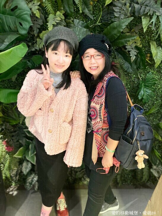 【泰滾Rolling Thai泰式火鍋推薦】充滿熱帶風情叢林裝潢一秒到泰國 南洋風味招牌冬蔭功鍋 當月壽星幾歲就送幾隻蝦 高CP值 消夜、約會、慶生、聚餐的好地方 ，愛就GO !