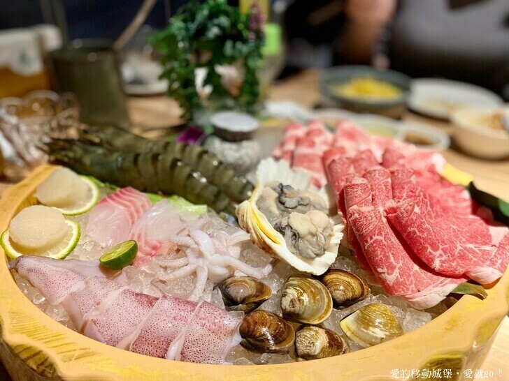 【泰滾Rolling Thai泰式火鍋推薦】充滿熱帶風情叢林裝潢一秒到泰國 南洋風味招牌冬蔭功鍋 當月壽星幾歲就送幾隻蝦 高CP值 消夜、約會、慶生、聚餐的好地方 ，愛就GO !