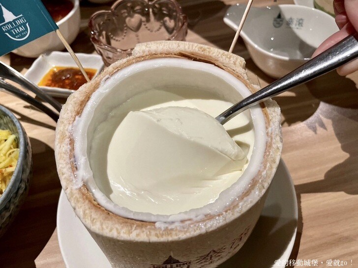 【泰滾Rolling Thai泰式火鍋推薦】充滿熱帶風情叢林裝潢一秒到泰國 南洋風味招牌冬蔭功鍋 當月壽星幾歲就送幾隻蝦 高CP值 消夜、約會、慶生、聚餐的好地方 ，愛就GO !