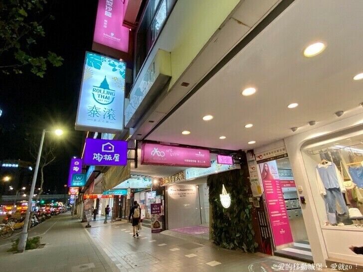 【泰滾Rolling Thai泰式火鍋推薦】充滿熱帶風情叢林裝潢一秒到泰國 南洋風味招牌冬蔭功鍋 當月壽星幾歲就送幾隻蝦 高CP值 消夜、約會、慶生、聚餐的好地方 ，愛就GO !