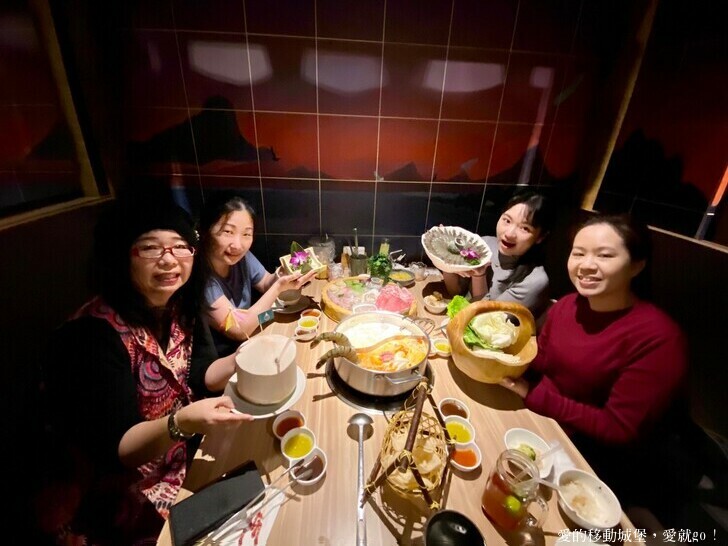 【泰滾Rolling Thai泰式火鍋推薦】充滿熱帶風情叢林裝潢一秒到泰國 南洋風味招牌冬蔭功鍋 當月壽星幾歲就送幾隻蝦 高CP值 消夜、約會、慶生、聚餐的好地方 ，愛就GO !