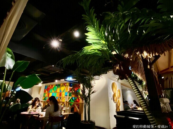 【泰滾Rolling Thai泰式火鍋推薦】充滿熱帶風情叢林裝潢一秒到泰國 南洋風味招牌冬蔭功鍋 當月壽星幾歲就送幾隻蝦 高CP值 消夜、約會、慶生、聚餐的好地方 ，愛就GO !