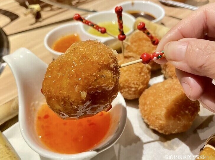 【泰滾Rolling Thai泰式火鍋推薦】充滿熱帶風情叢林裝潢一秒到泰國 南洋風味招牌冬蔭功鍋 當月壽星幾歲就送幾隻蝦 高CP值 消夜、約會、慶生、聚餐的好地方 ，愛就GO !