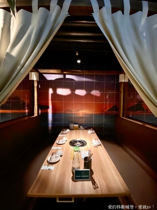 【泰滾Rolling Thai泰式火鍋推薦】充滿熱帶風情叢林裝潢一秒到泰國 南洋風味招牌冬蔭功鍋 當月壽星幾歲就送幾隻蝦 高CP值 消夜、約會、慶生、聚餐的好地方 ，愛就GO !