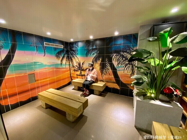 【泰滾Rolling Thai泰式火鍋推薦】充滿熱帶風情叢林裝潢一秒到泰國 南洋風味招牌冬蔭功鍋 當月壽星幾歲就送幾隻蝦 高CP值 消夜、約會、慶生、聚餐的好地方 ，愛就GO !