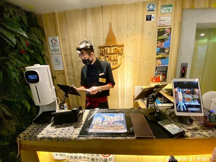 【泰滾Rolling Thai泰式火鍋推薦】充滿熱帶風情叢林裝潢一秒到泰國 南洋風味招牌冬蔭功鍋 當月壽星幾歲就送幾隻蝦 高CP值 消夜、約會、慶生、聚餐的好地方 ，愛就GO !