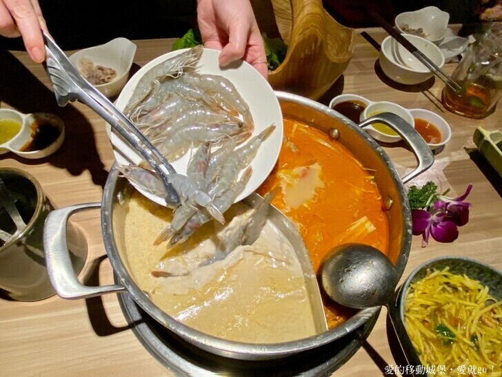 【泰滾Rolling Thai泰式火鍋推薦】充滿熱帶風情叢林裝潢一秒到泰國 南洋風味招牌冬蔭功鍋 當月壽星幾歲就送幾隻蝦 高CP值 消夜、約會、慶生、聚餐的好地方 ，愛就GO !