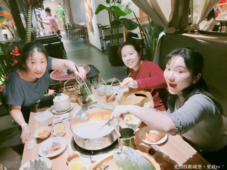 【泰滾Rolling Thai泰式火鍋推薦】充滿熱帶風情叢林裝潢一秒到泰國 南洋風味招牌冬蔭功鍋 當月壽星幾歲就送幾隻蝦 高CP值 消夜、約會、慶生、聚餐的好地方 ，愛就GO !