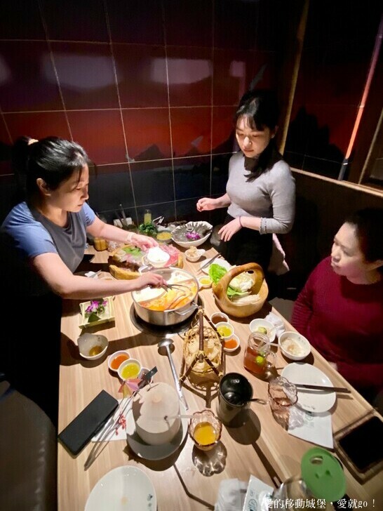 【泰滾Rolling Thai泰式火鍋推薦】充滿熱帶風情叢林裝潢一秒到泰國 南洋風味招牌冬蔭功鍋 當月壽星幾歲就送幾隻蝦 高CP值 消夜、約會、慶生、聚餐的好地方 ，愛就GO !