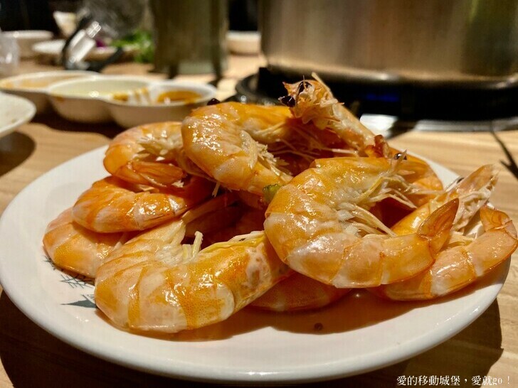 【泰滾Rolling Thai泰式火鍋推薦】充滿熱帶風情叢林裝潢一秒到泰國 南洋風味招牌冬蔭功鍋 當月壽星幾歲就送幾隻蝦 高CP值 消夜、約會、慶生、聚餐的好地方 ，愛就GO !