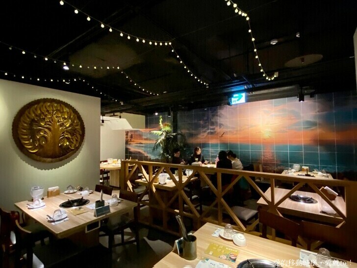 【泰滾Rolling Thai泰式火鍋推薦】充滿熱帶風情叢林裝潢一秒到泰國 南洋風味招牌冬蔭功鍋 當月壽星幾歲就送幾隻蝦 高CP值 消夜、約會、慶生、聚餐的好地方 ，愛就GO !