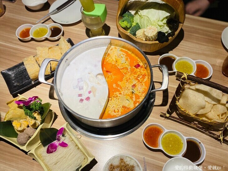 【泰滾Rolling Thai泰式火鍋推薦】充滿熱帶風情叢林裝潢一秒到泰國 南洋風味招牌冬蔭功鍋 當月壽星幾歲就送幾隻蝦 高CP值 消夜、約會、慶生、聚餐的好地方 ，愛就GO !