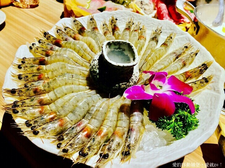 【泰滾Rolling Thai泰式火鍋推薦】充滿熱帶風情叢林裝潢一秒到泰國 南洋風味招牌冬蔭功鍋 當月壽星幾歲就送幾隻蝦 高CP值 消夜、約會、慶生、聚餐的好地方 ，愛就GO !