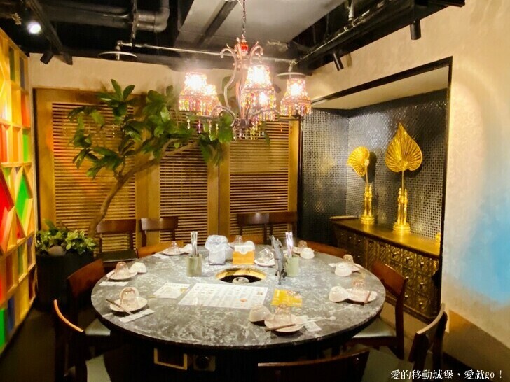 【泰滾Rolling Thai泰式火鍋推薦】充滿熱帶風情叢林裝潢一秒到泰國 南洋風味招牌冬蔭功鍋 當月壽星幾歲就送幾隻蝦 高CP值 消夜、約會、慶生、聚餐的好地方 ，愛就GO !