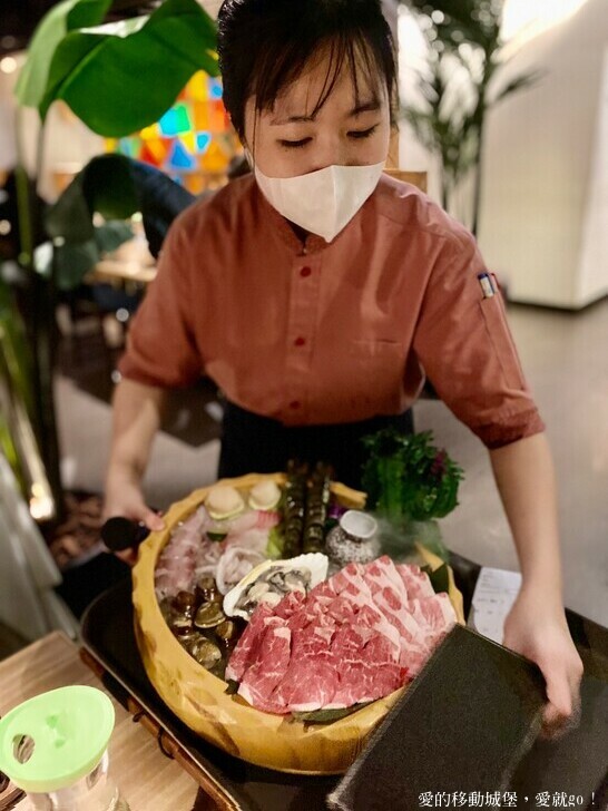 【泰滾Rolling Thai泰式火鍋推薦】充滿熱帶風情叢林裝潢一秒到泰國 南洋風味招牌冬蔭功鍋 當月壽星幾歲就送幾隻蝦 高CP值 消夜、約會、慶生、聚餐的好地方 ，愛就GO !