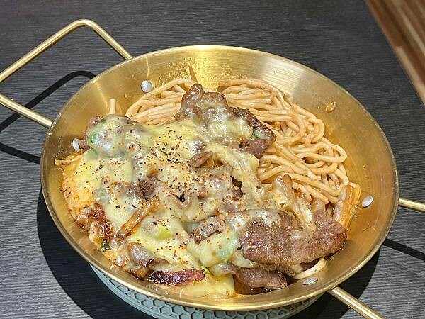 (中原美食)上癮食板屋~超夠味鐵板套餐現點現炒~雞豬牛海鮮通